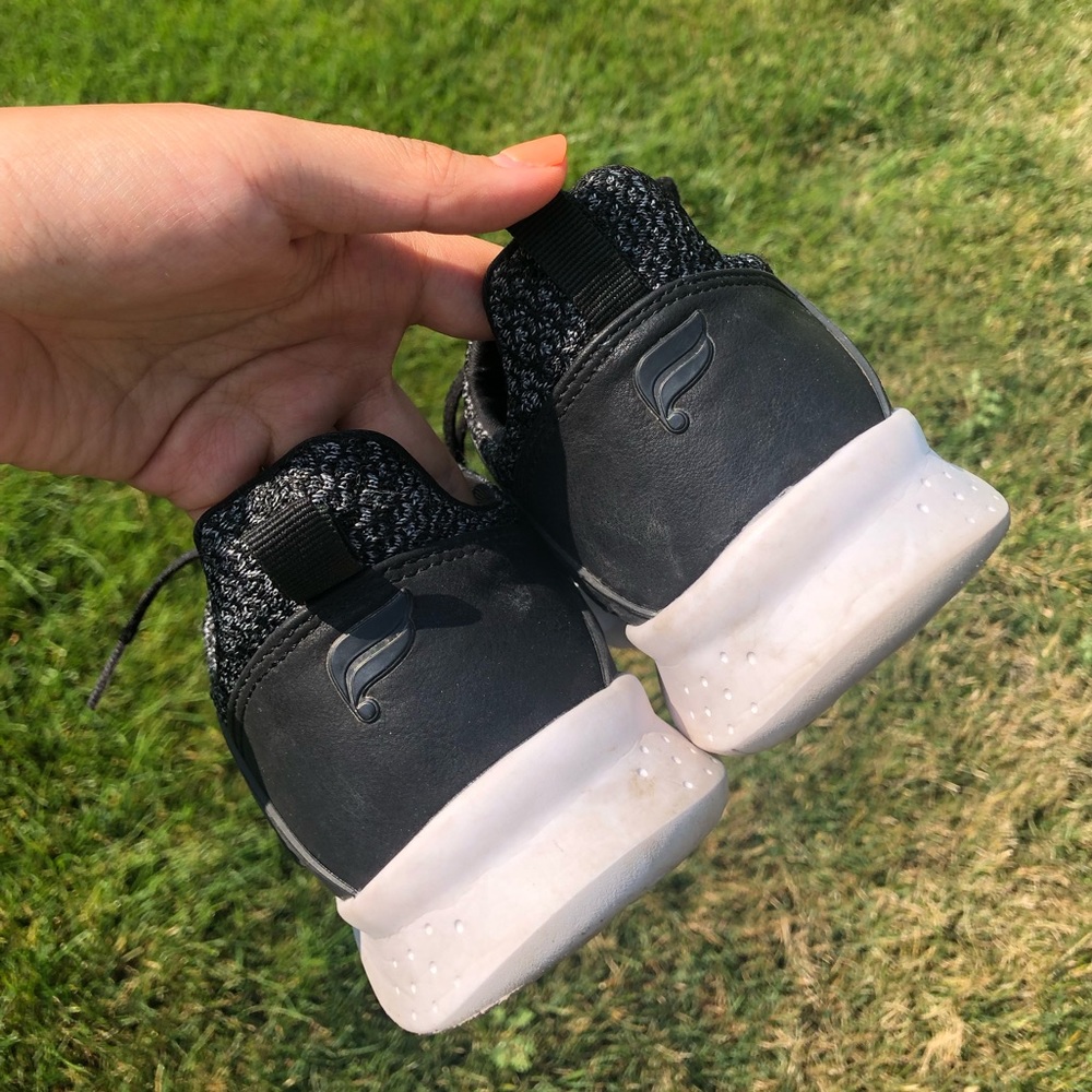 Fabletics Sneaker - Picture 2 of 3